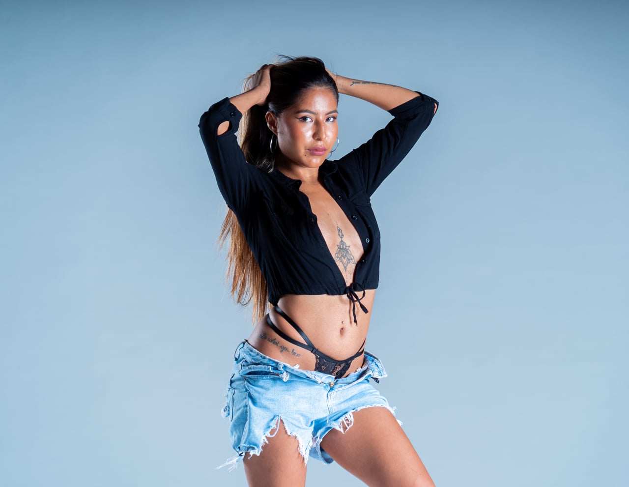 Dona jove en pose editorial variació, fons d'estudi gris blavós.