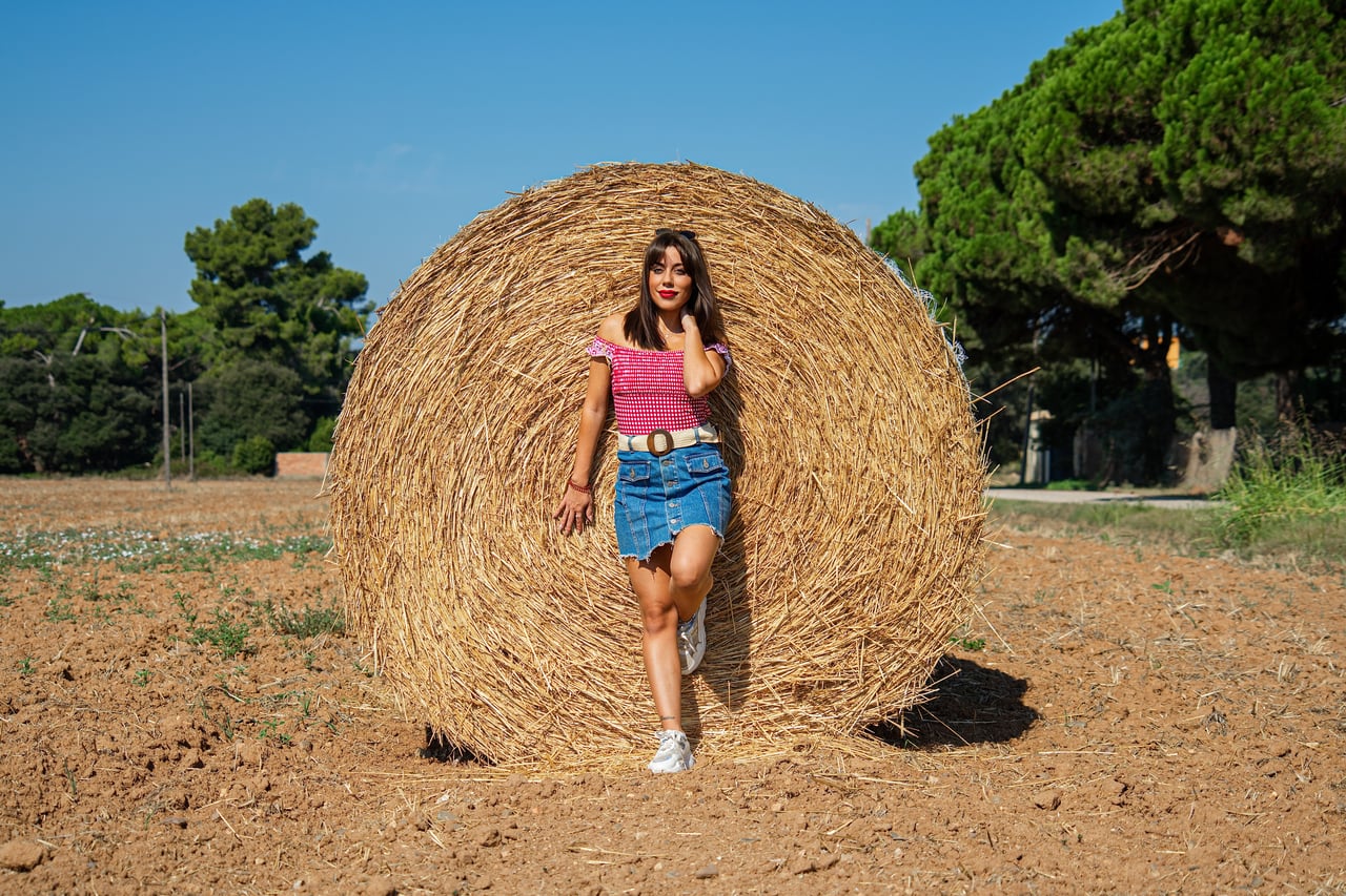 Odei8 apareix de cos sencer caminant en un camp sec, amb una gran bala de palla al darrere.